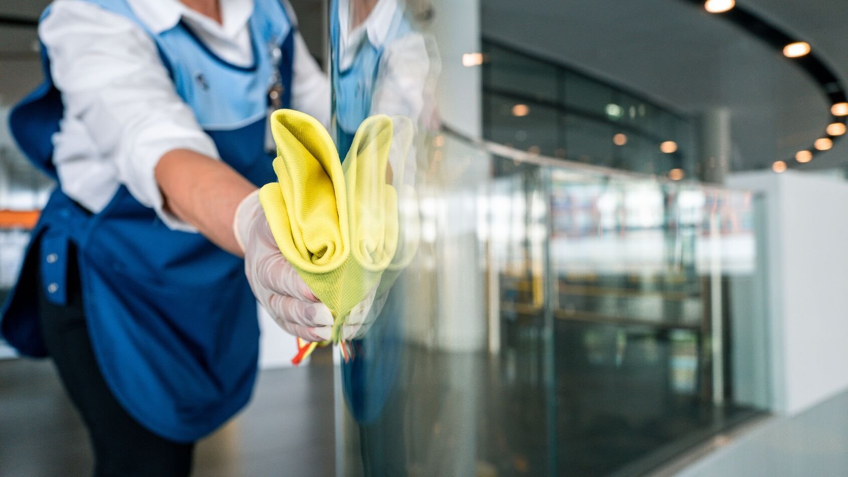 Web_Wide-ISS Cleaning window Copyright ISS
