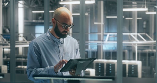 Web_Desktop-Technician Using Tablet For Asset Management in Data Center